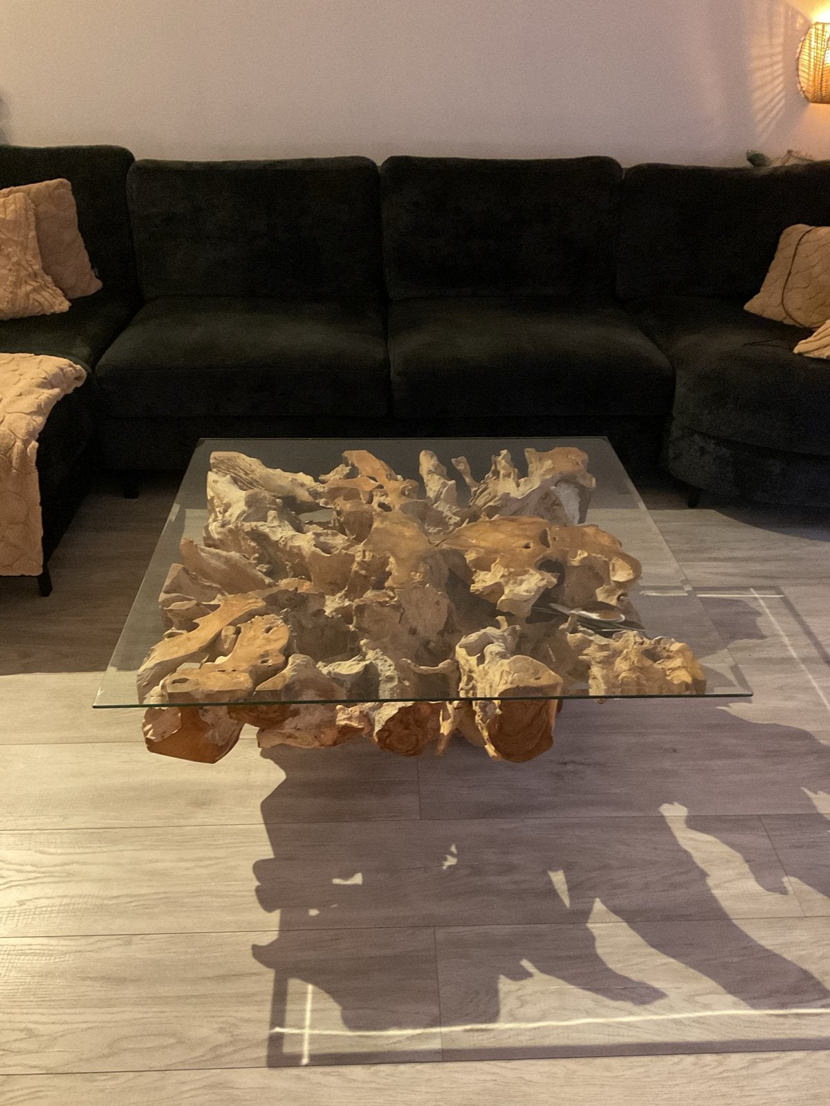 Salontafel met glazen blad en teakhouten wortelonderstel, Huis en Inrichting, Ophalen, 50 tot 100 cm, Zo goed als nieuw, 5 – 50