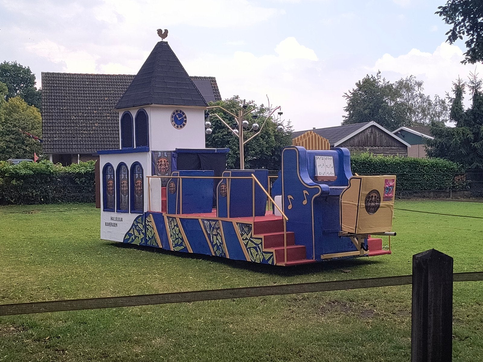 Praalwagen carnaval thema gospel, Ophalen, Carnaval