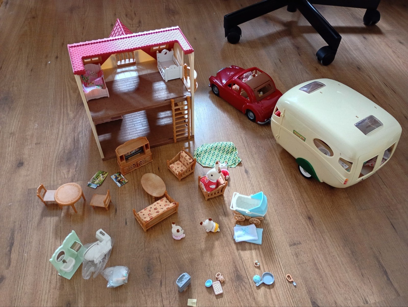 Sylvanian Families huis met meubilair en auto en caravan, Ophalen of Verzenden, Gebruikt, Poppenhuis