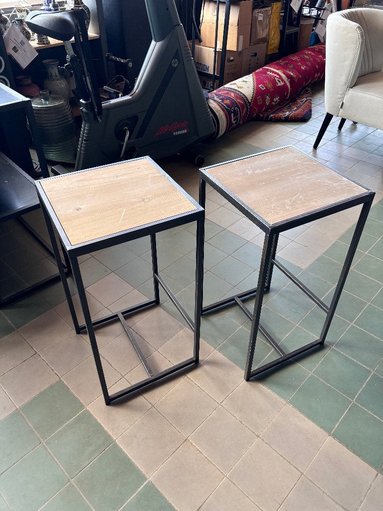 2 hoge metalen bijzettafels met houten blad  CS27106, Huis en Inrichting, Ophalen, Minder dan 55 cm, Gebruikt, Metaal of Aluminium