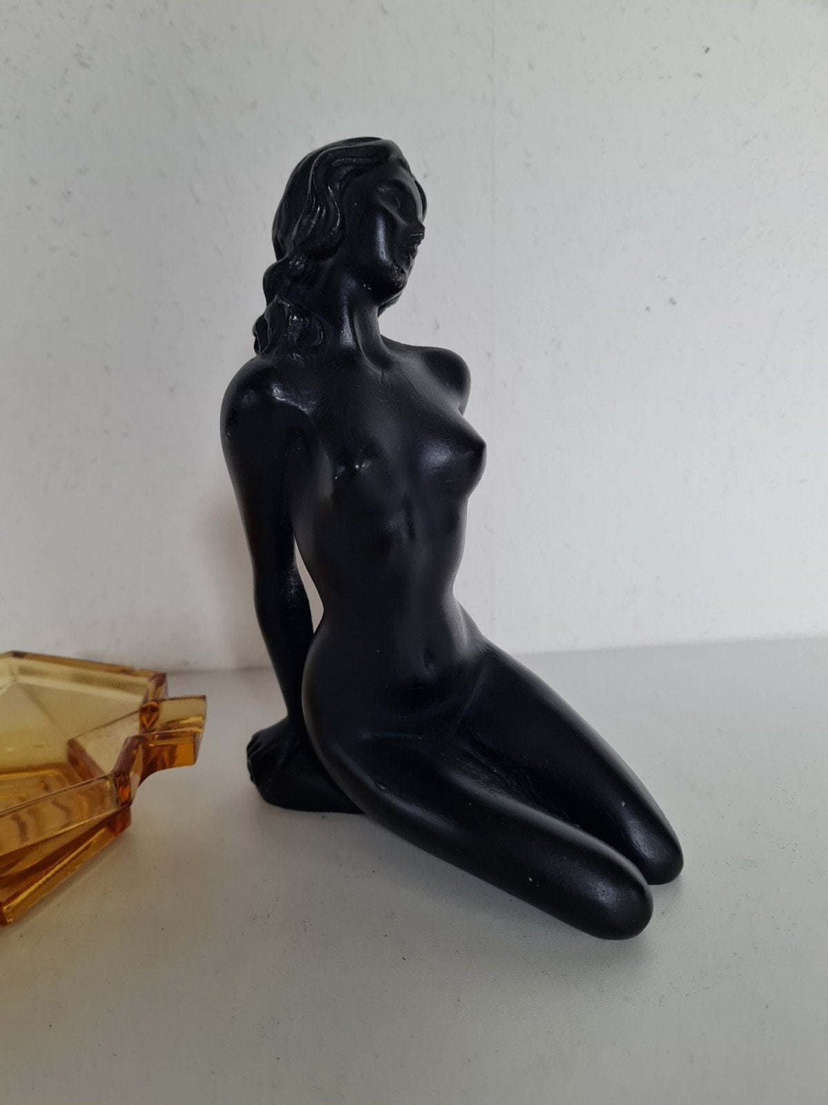 Vintage Zwart beeldje sculptuur vrouw naakt zittend, Minder dan 20 cm, Gips, Ophalen of Verzenden, Handgemaakt