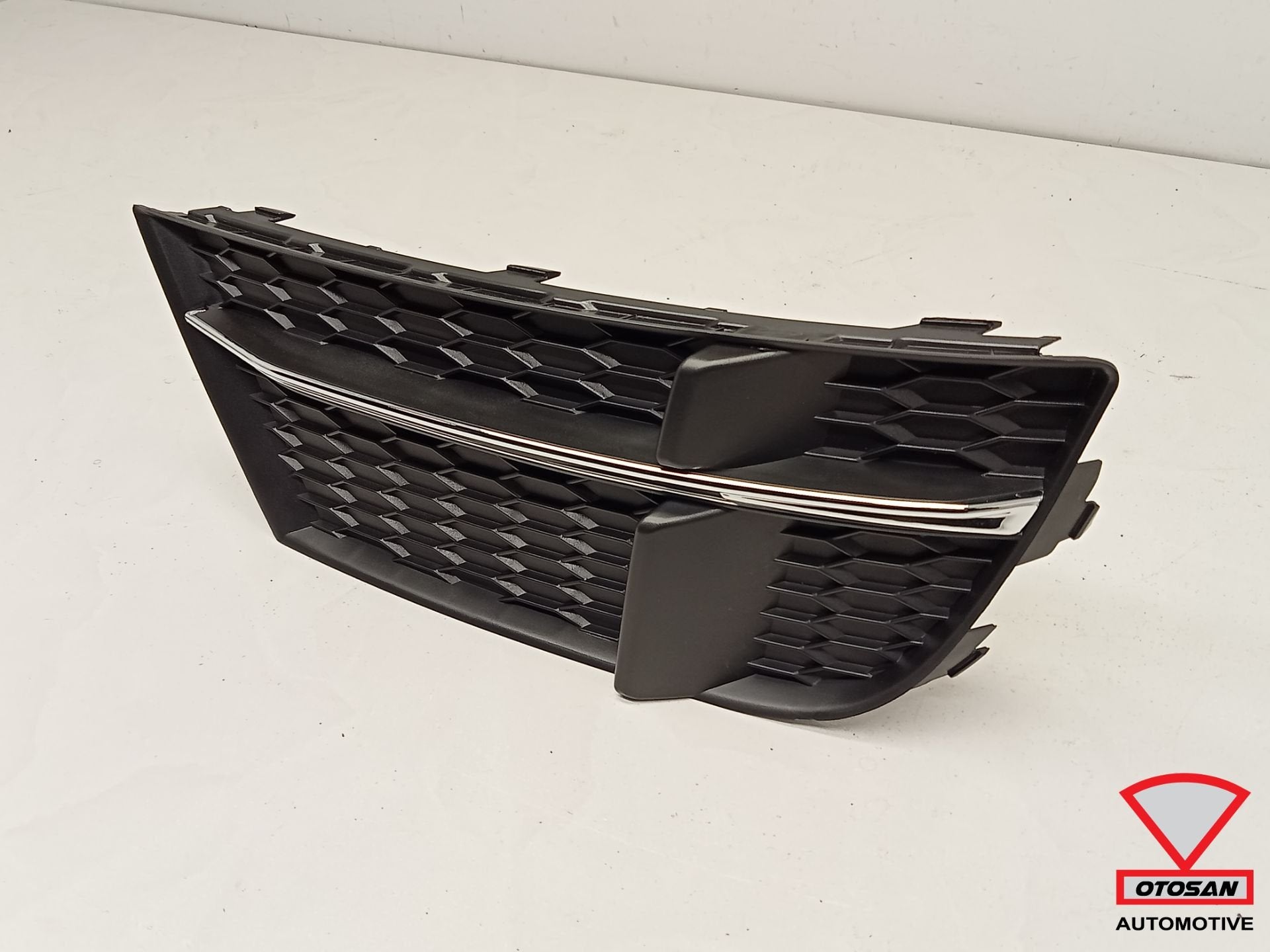 Audi A3 8V 2016+ Facelift Bumper Rooster Links 8V3807681 S-L, Gebruikt, AUDI AG, Auto-Union-Strasse 1
85045  Ingolstadt, DE, Kundenbetreuung@audi.de