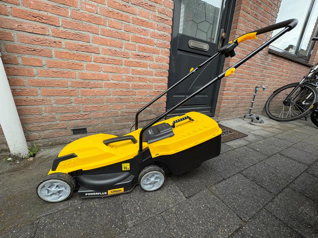 Powerplus grasmaaier 1300W met opvangbak, z.g.a.n., Tuin en Terras, Grasmaaiers, Ophalen, Elektrische grasmaaier, Zo goed als nieuw