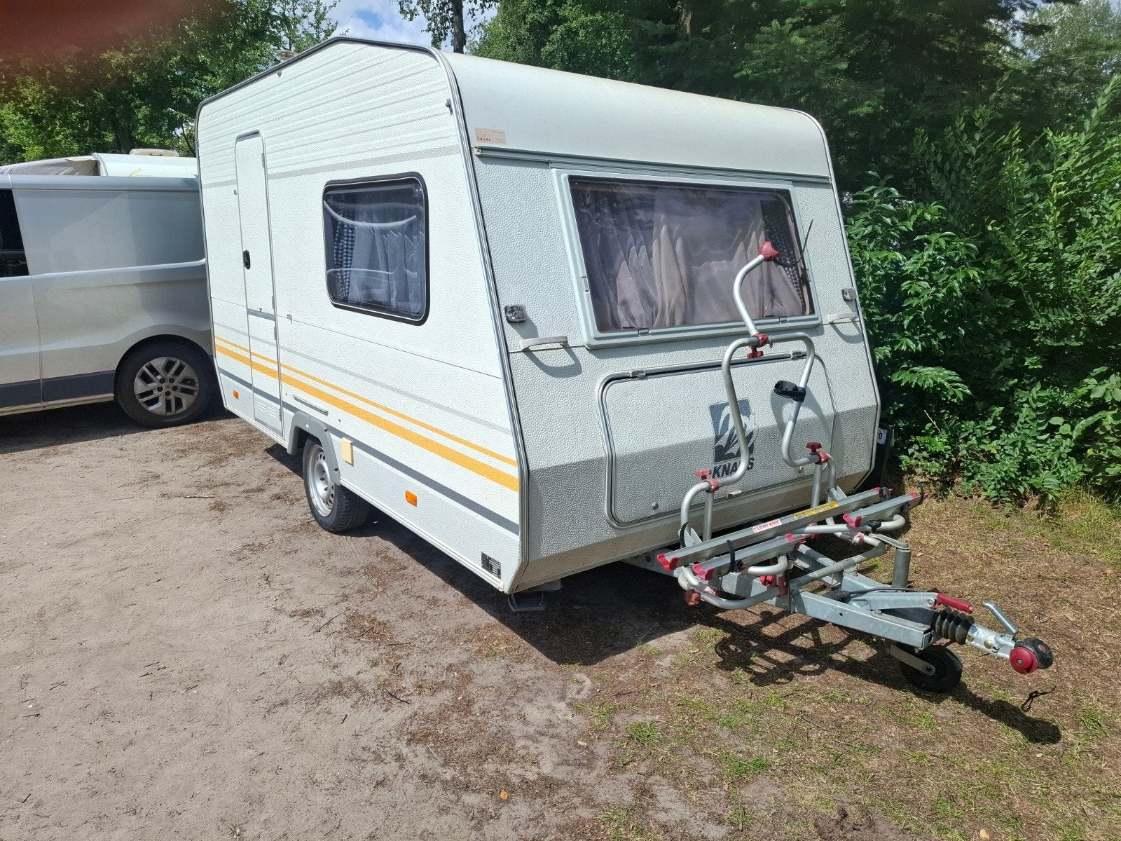 Compacte Knaus caravan met voortent en fietsenrek, Vast bed, Particulier, Meer dan 6, 500 - 750 kg