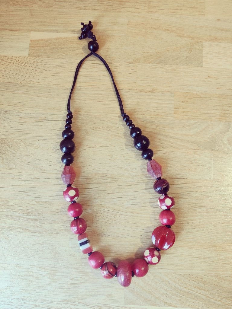 rode ketting (hout en kunststof kralen)(ca. 32cm lang), Sieraden, Tassen en Uiterlijk, Ophalen of Verzenden, Rood, Kunststof