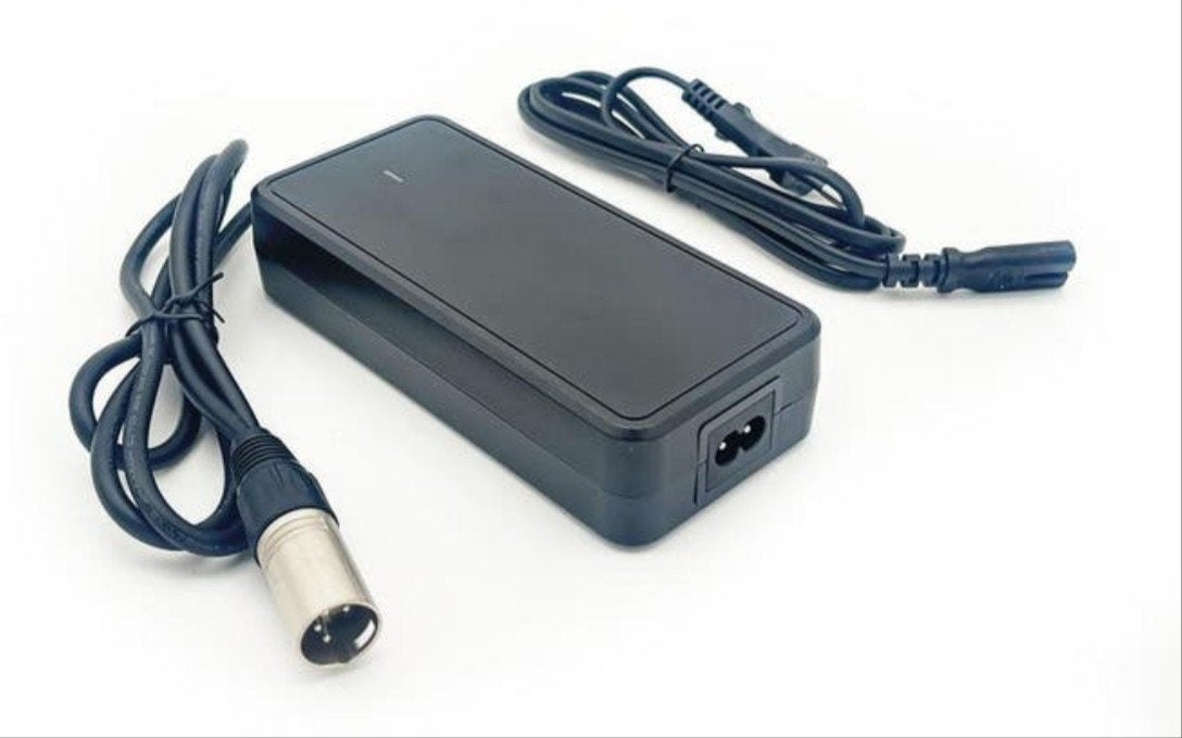 qwic oplader 4 pins, Zo goed als nieuw