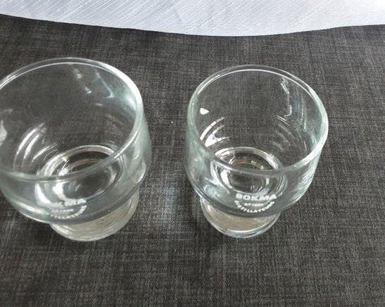 BOKMA DISTASLATEURS glaasjes, brede voet, 2 st., Ophalen of Verzenden, Zo goed als nieuw, Borrel- of Shotglas
