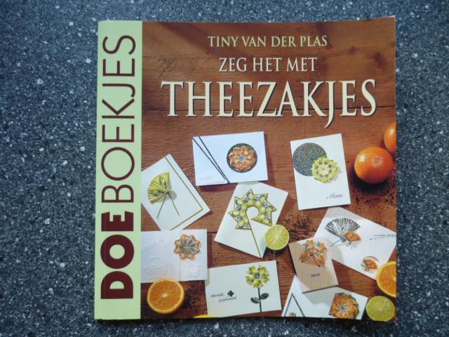 Doe boekje Zeg het met theezakjes - Tiny van der Plas, Ophalen of Verzenden, Zo goed als nieuw, Overige onderwerpen, Tiny van der Plas