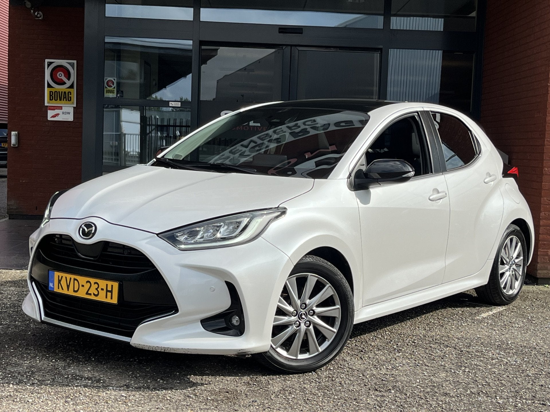 Mazda 2 Hybrid 1.5 Homura Plus // PANORAMADAK! // ADAPTIVE C, Auto's, Dealer onderhouden, 450 kg, Gebruikt, Zwart