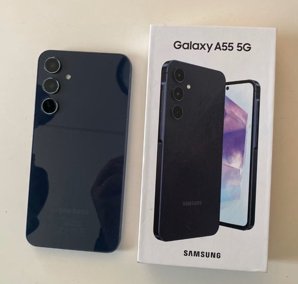 Foto 4 van Samsung Galaxy A55 5G in nieuwstaat met hoes