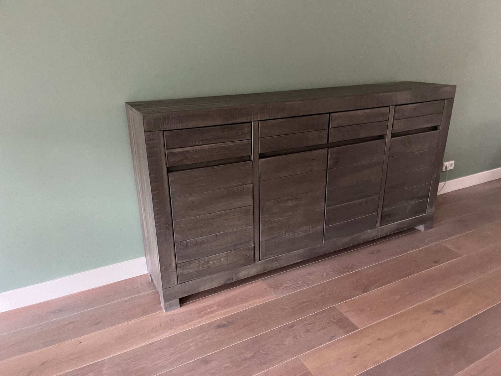 Robuust dressoir met veel opbergruimte GRATIS