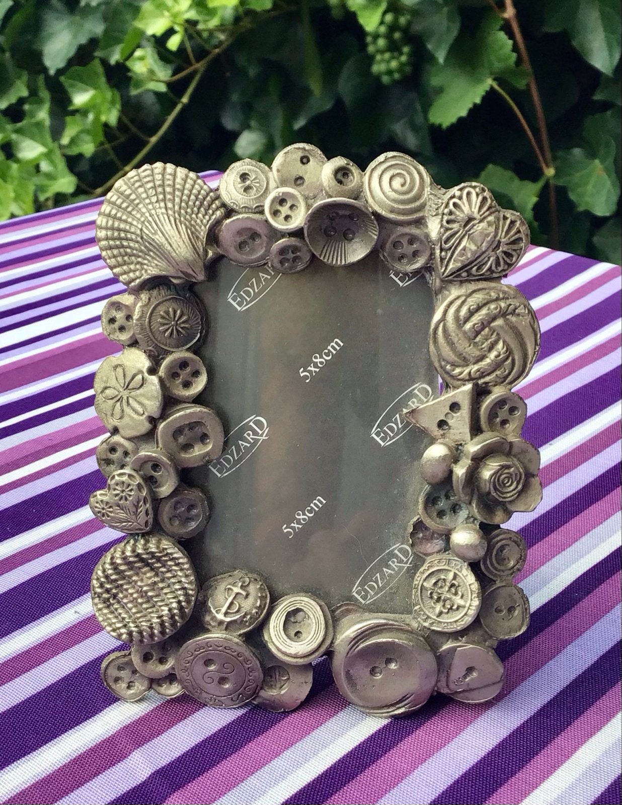Unieke fotolijst Edzard 5x8cm met knoopjes en schelpjes, Ophalen of Verzenden, Zo goed als nieuw, Fotolijst, Metaal