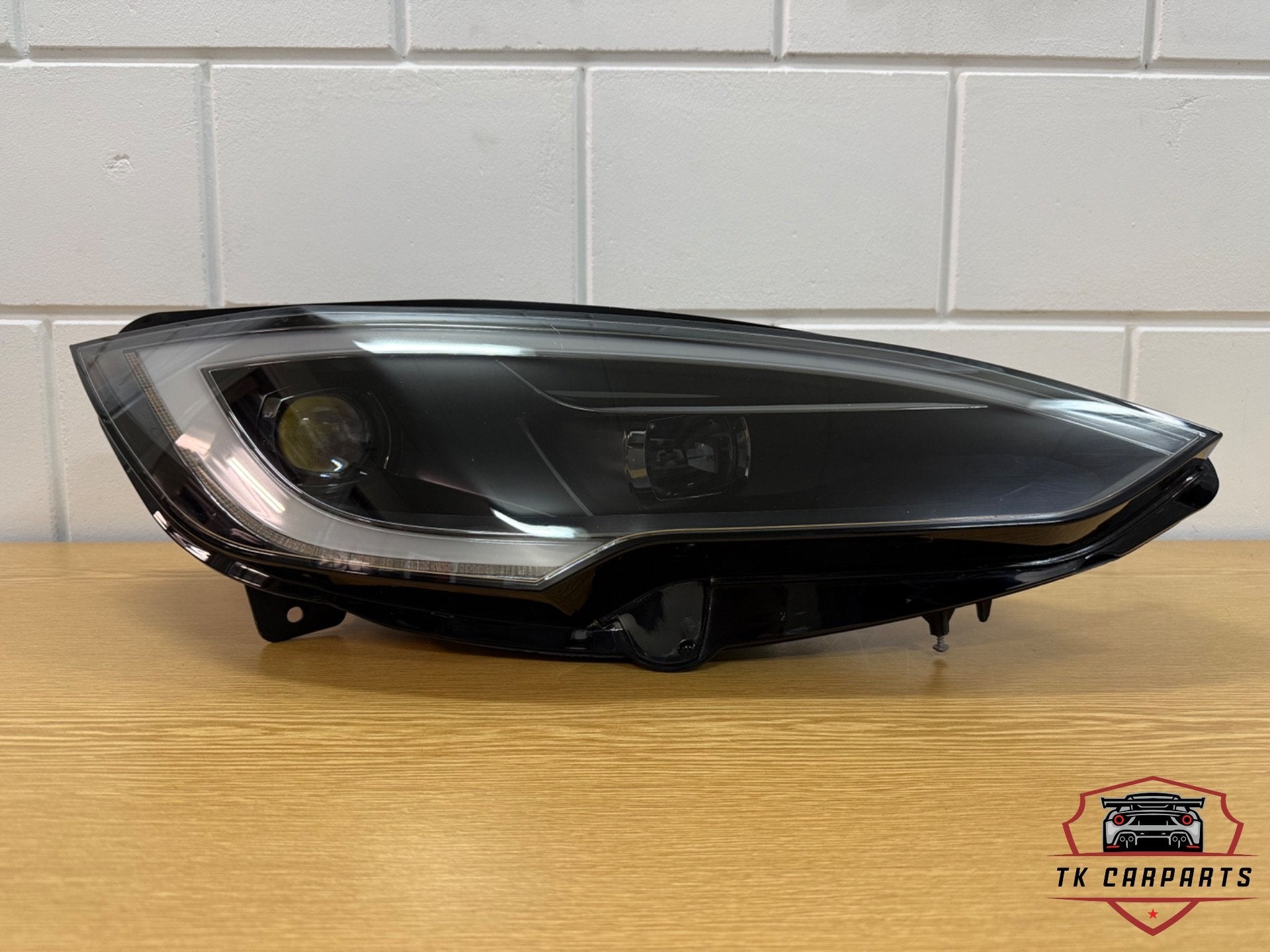 Tesla Model S led koplamp rechts 1563714-00-D, Tesla, Inc., Ophalen of Verzenden, Tesla Road 1
78725  Austin, Gebruikt