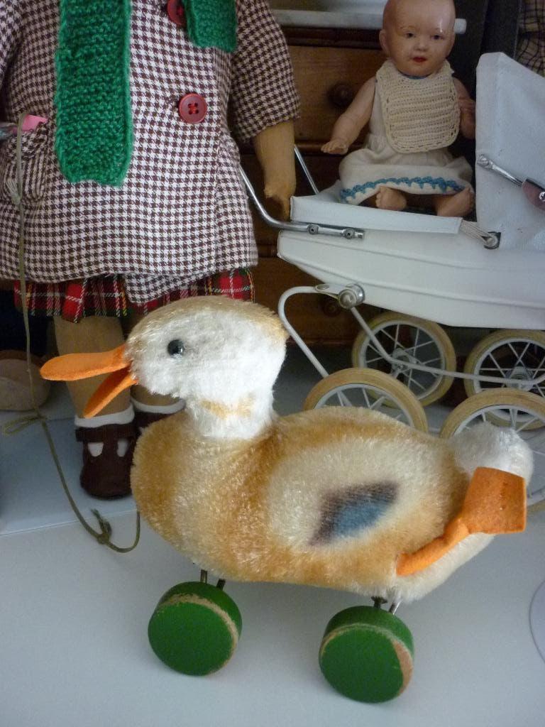 Antiek eendje van Steiff op houten wieltjes., Verzenden