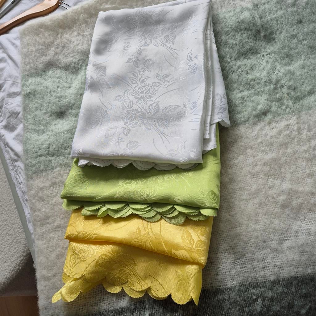 3 Satijnen Tafelkleden - Geel, Groen, Wit - Zeer Goed, Ophalen of Verzenden, Zo goed als nieuw, Binnen
