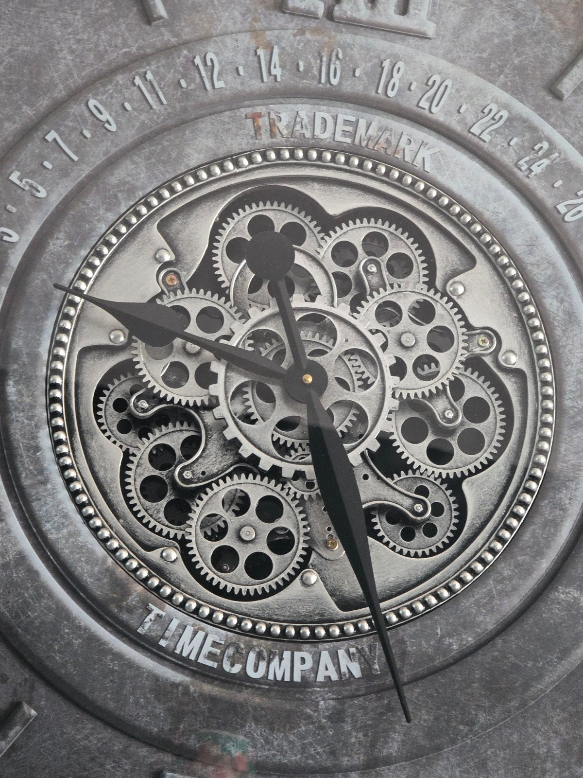 Industriële Wandklok met Draaiende Radartjes - 80 cm, Huis en Inrichting, Woonaccessoires | Klokken, Zichtbaar uurwerk, Analoog