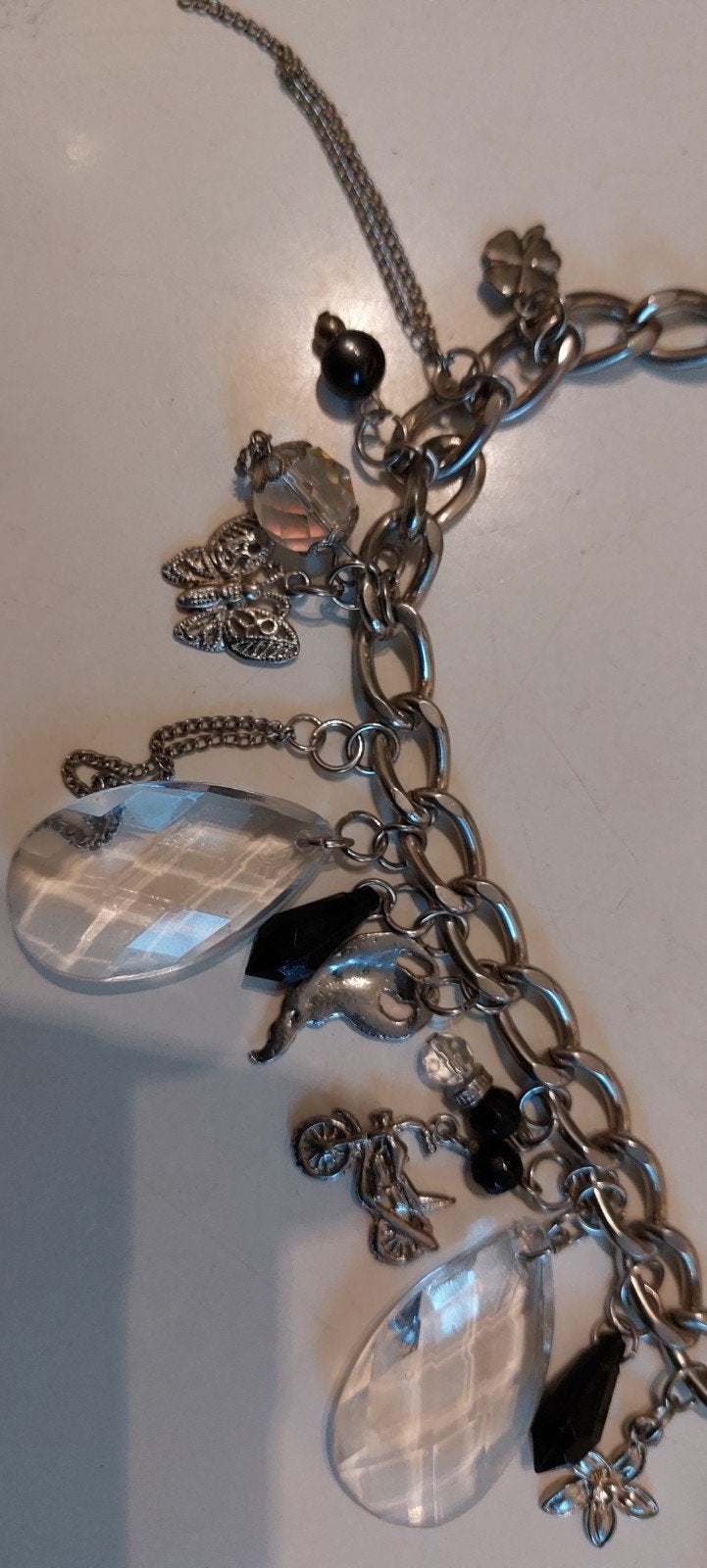 Zilverkleurige behave ketting met diverse bedels, Overige materialen, Gebruikt, Zilver, Ophalen