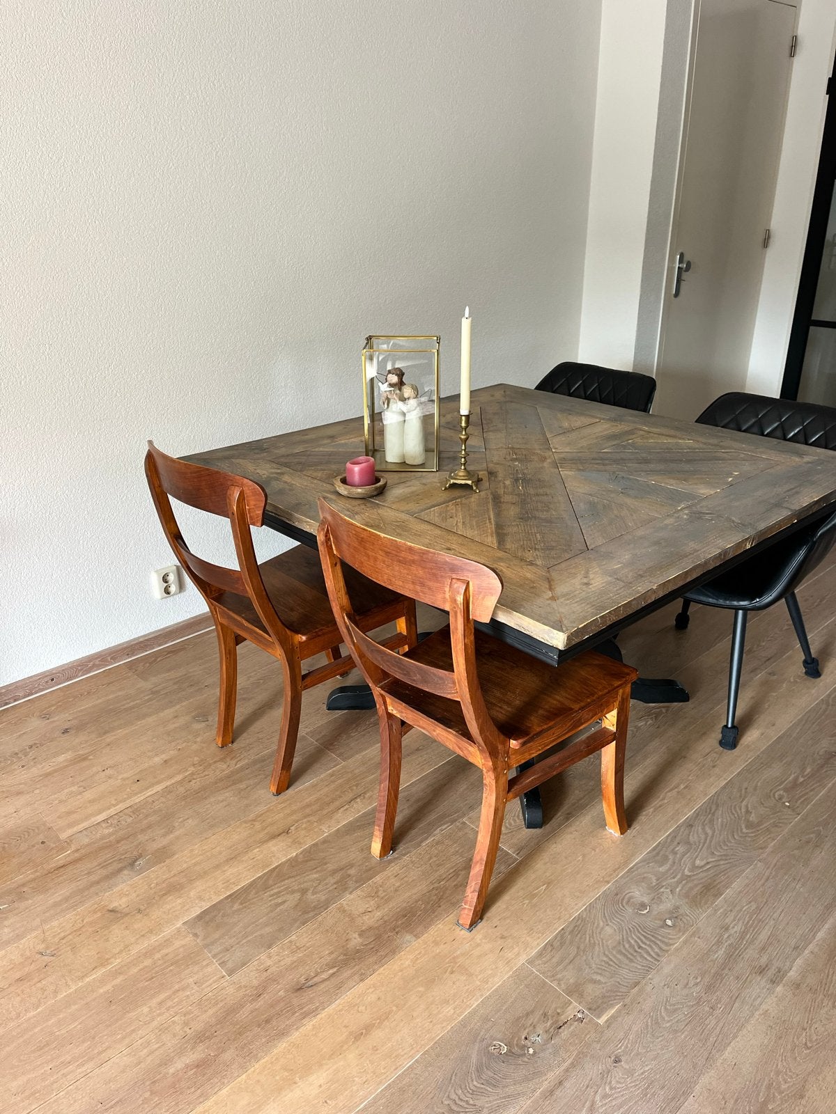 Vierkante eettafel van 140x140 cm met bolpoot, Huis en Inrichting, Tafels | Eettafels, Ophalen, Gebruikt, Vierkant, Vijf personen of meer