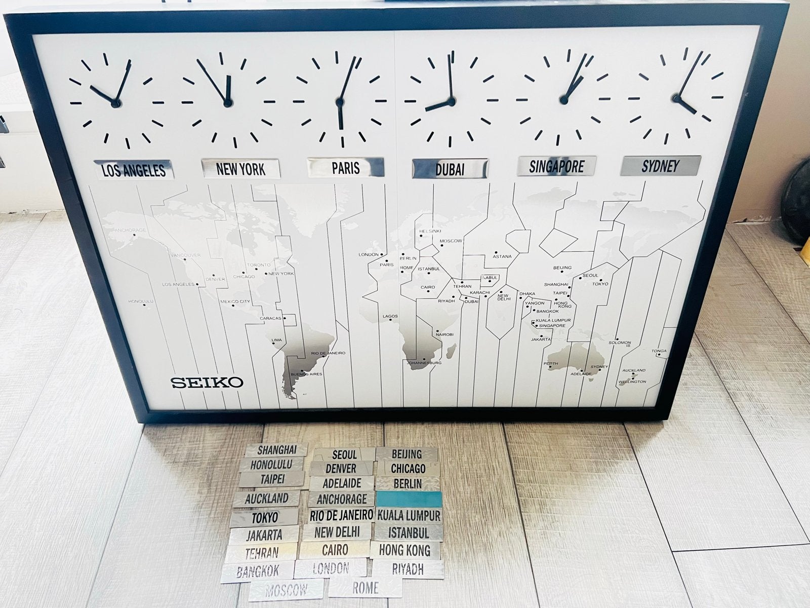 Seiko Wereldklok met Meerdere Tijdzones, Wandklok, Analoog, Ophalen of Verzenden, Zo goed als nieuw