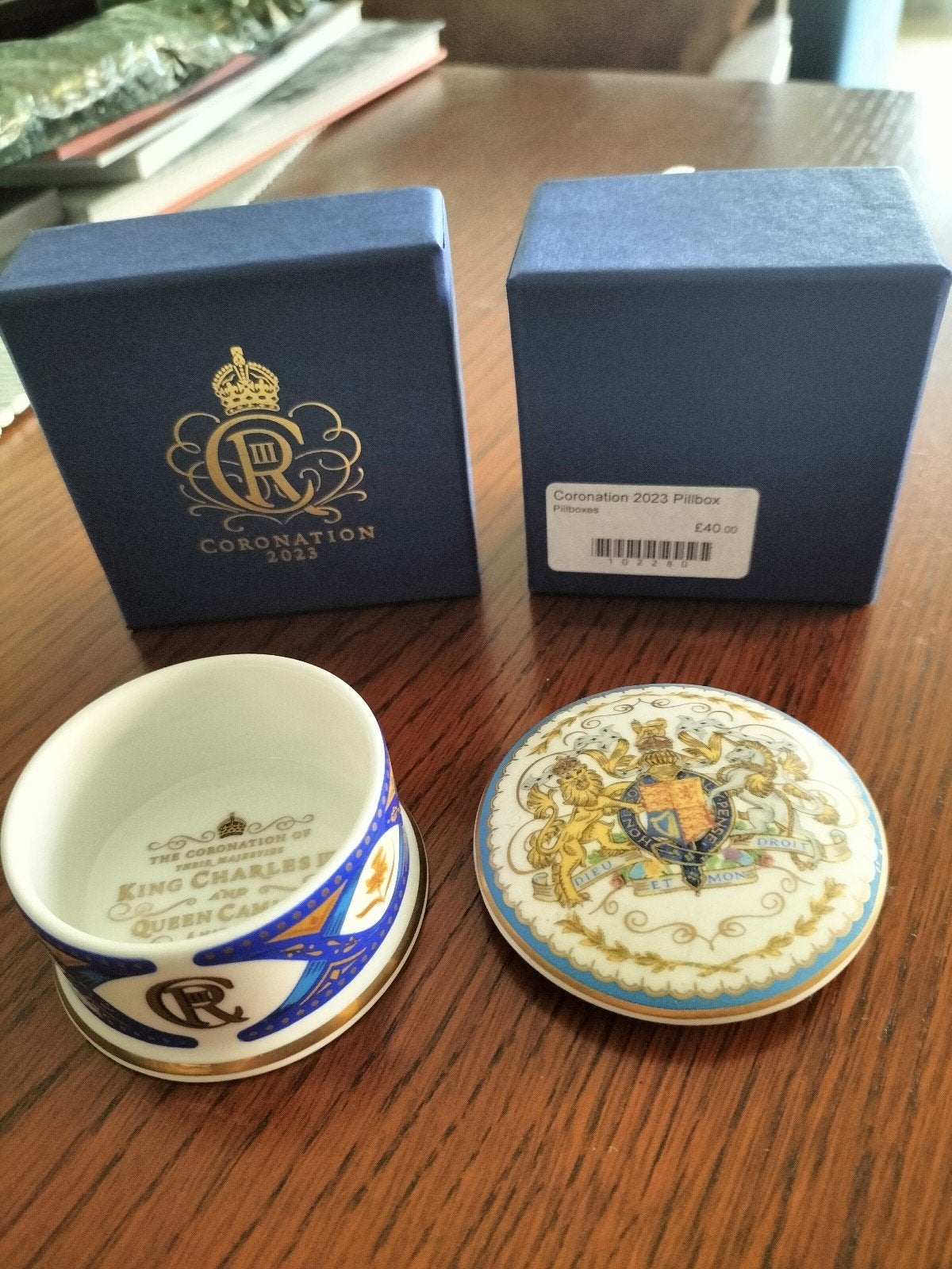 King Charles III & Queen Camilla Kroningspillendoosje 2023, Verzamelen, Verzenden, Nieuw, Buitenland, Overige typen