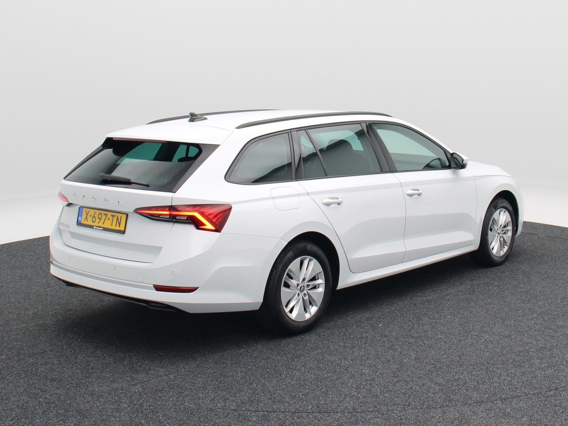 Skoda Octavia Combi 1.0 TSi 110 Pk Business Edition | Stoelv, Auto's, Voorwielaandrijving, Dealer onderhouden, Stof, Gebruikt