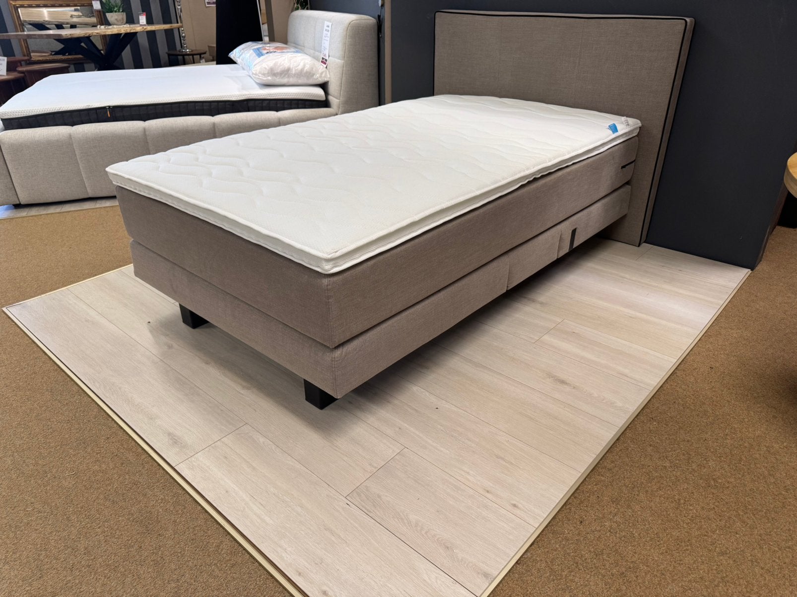 Boxspring Elektrisch 120x200cm Taupe Direct/Leverbaar E-7410, Ophalen, Bruin, Nieuw, Mwonenenslapen@ziggo.nl