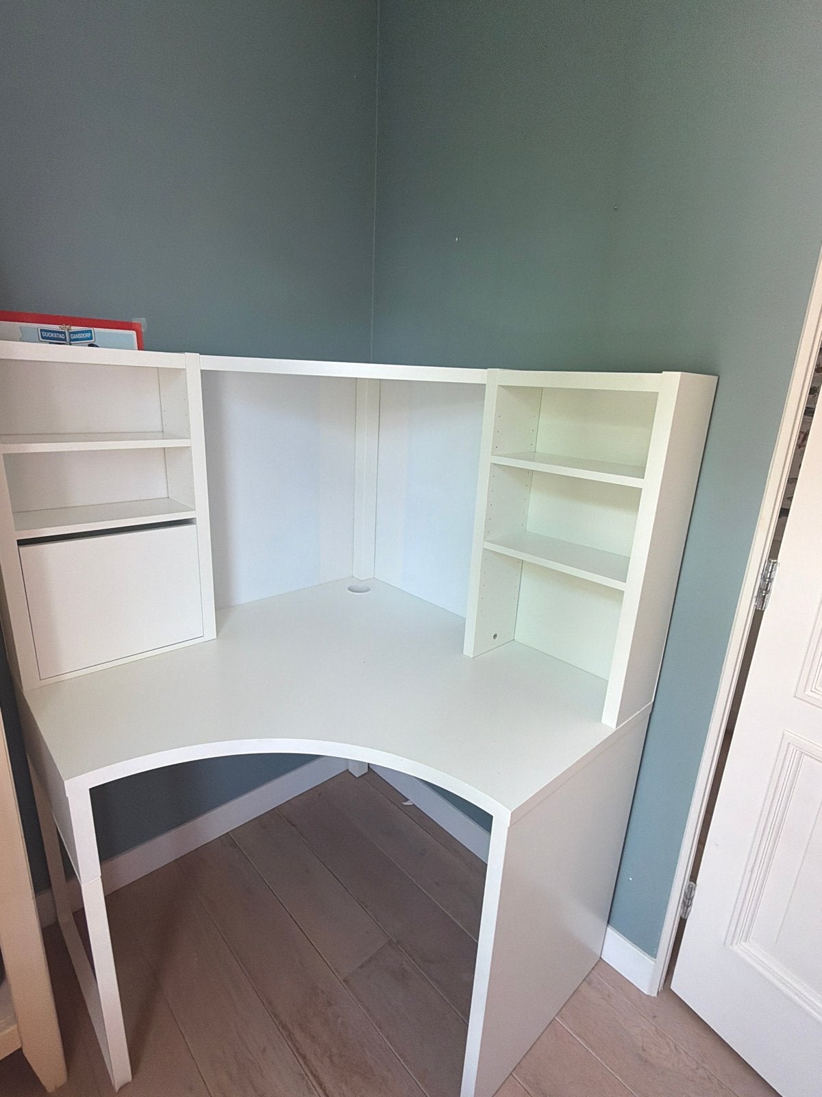 Wit hoekbureau Ikea “Micke” - ideaal voor kleine ruimte, Huis en Inrichting, Bureaus, Ophalen, Gebruikt, Met lades, Spaanplaat of MDF