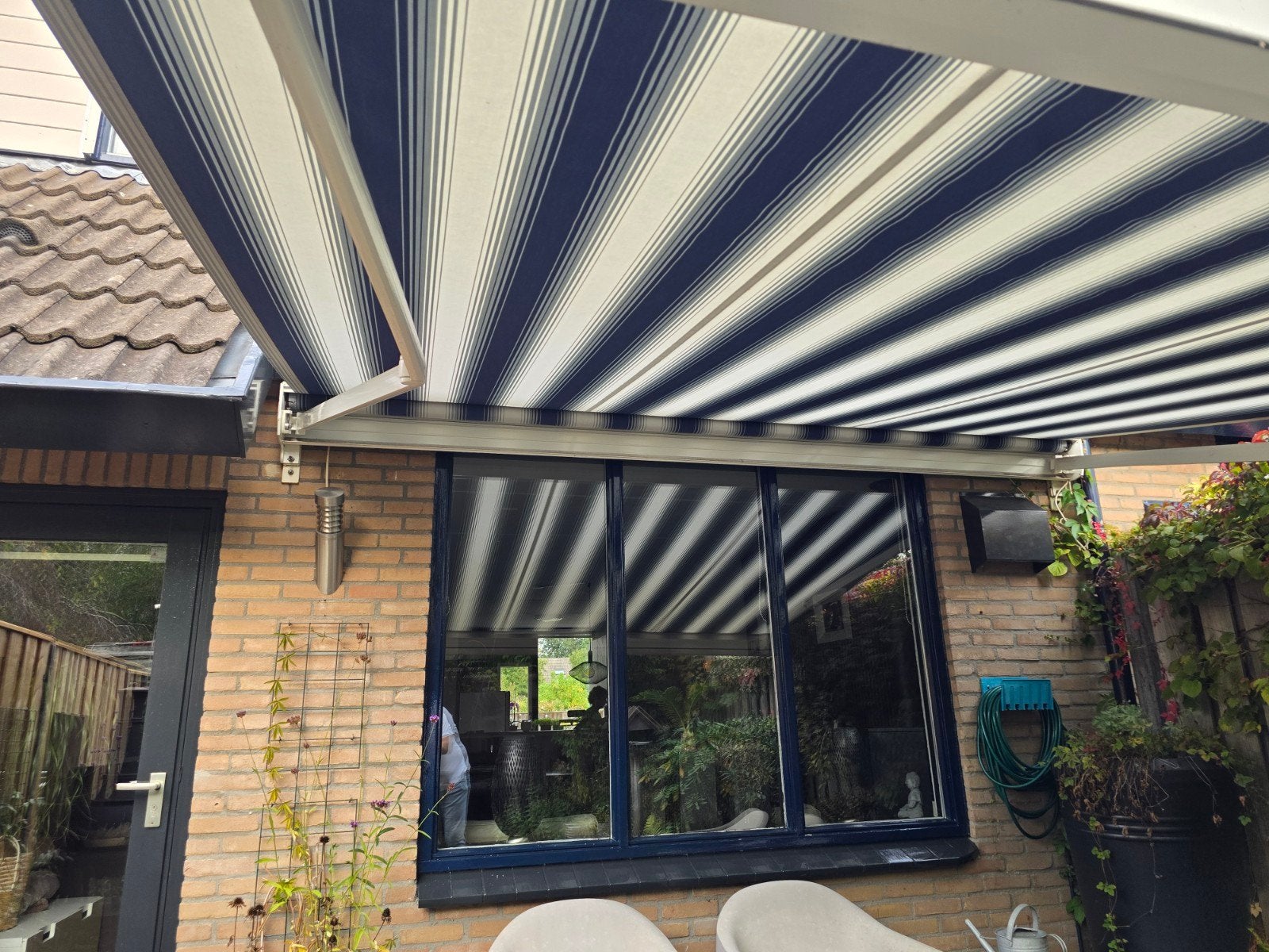 Foto 2 van Elektrisch knikarmscherm - Blauw/wit gestreept