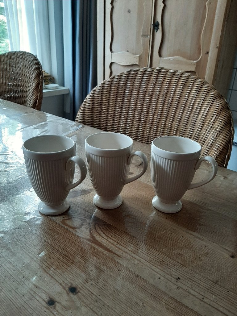 WEDGWOOD WINDSOR - 3 MOKKEN OPVOET - NIEUWSTAAT, Klassiek, Zo goed als nieuw, Wedgwood, Porselein