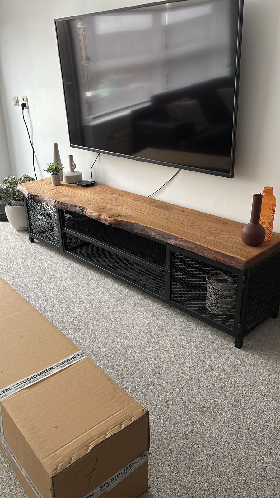 TV meubel industrieel met massief boomstamblad, 150 tot 200 cm, Ophalen of Verzenden, Zo goed als nieuw, Minder dan 100 cm