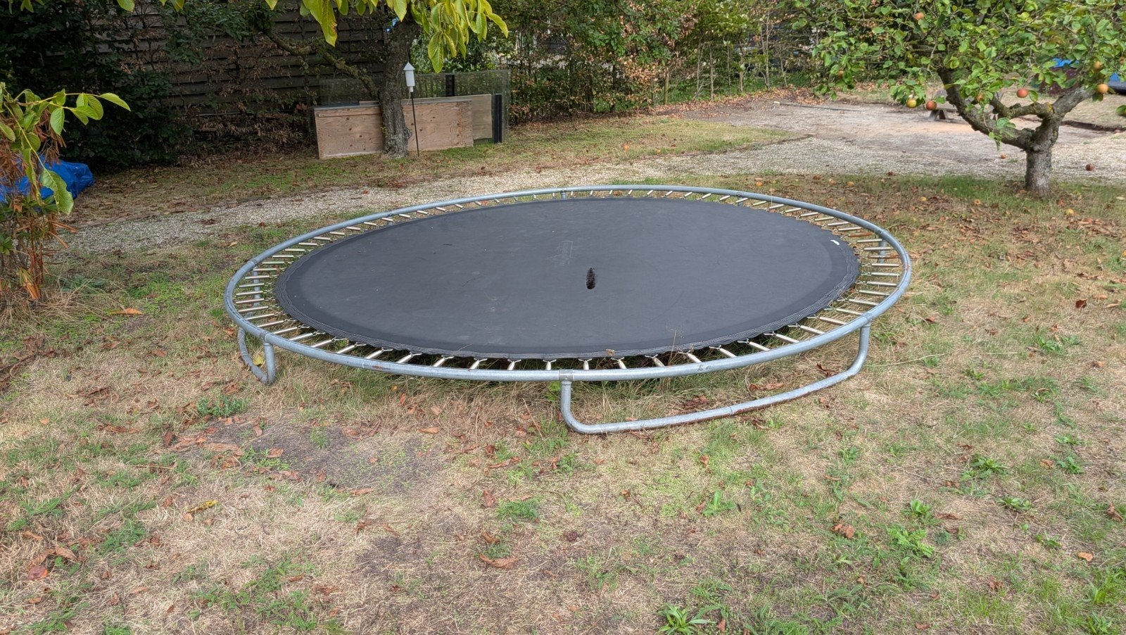 Trampoline met beschadigd springdoek, Ophalen, Gebruikt