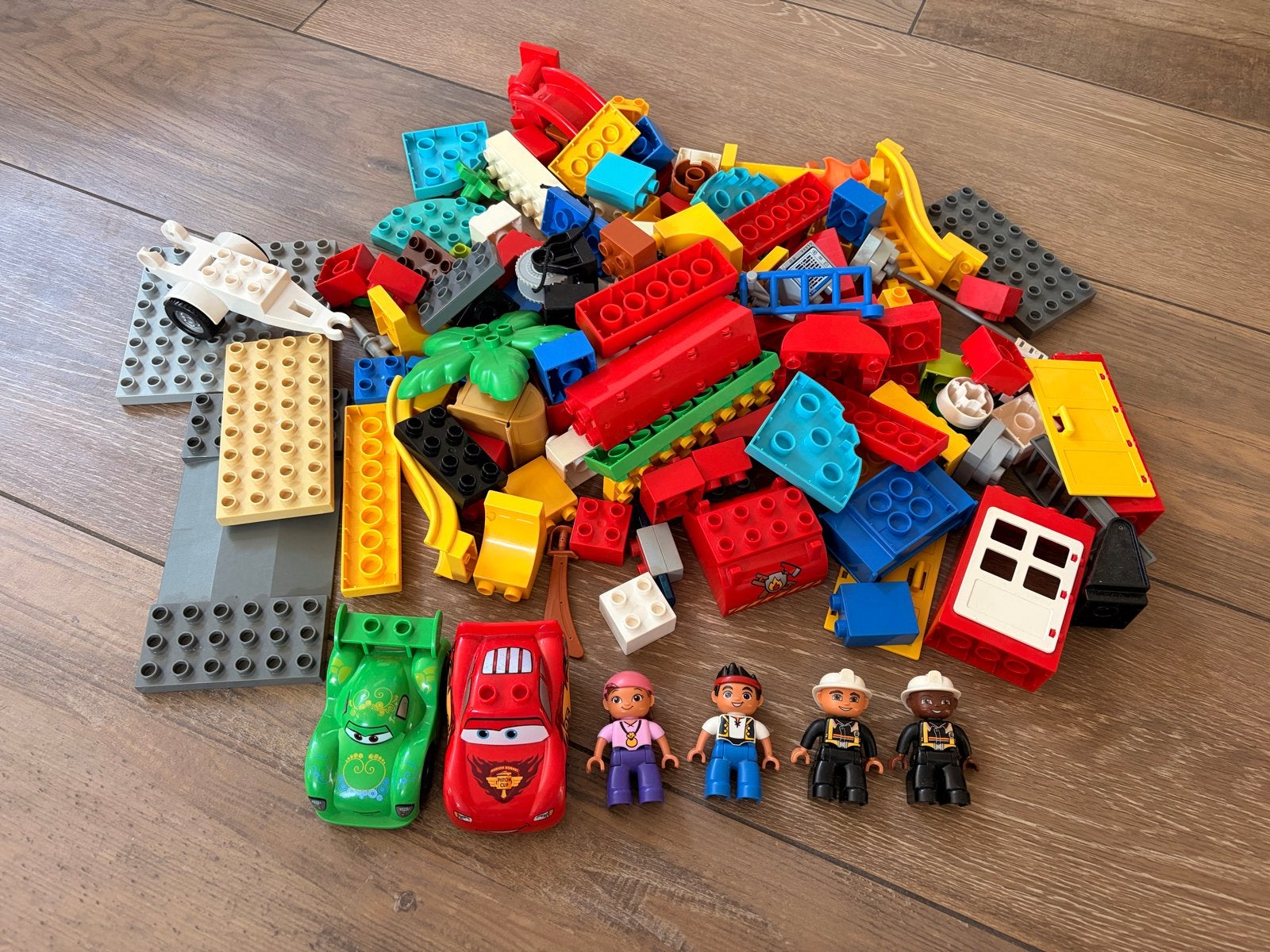 Grote partij LEGO Duplo met auto's en figuren, Ophalen, Inclusief minifiguren, Gebruikt, Duplo