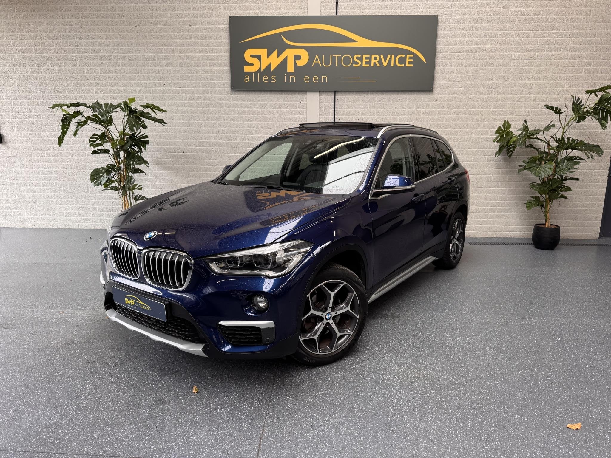BMW X1 sDrive18i Executive | X-line | Pano | Navi | Camera |, Auto's, Gebruikt, Euro 6, Blauw, Leder en Stof