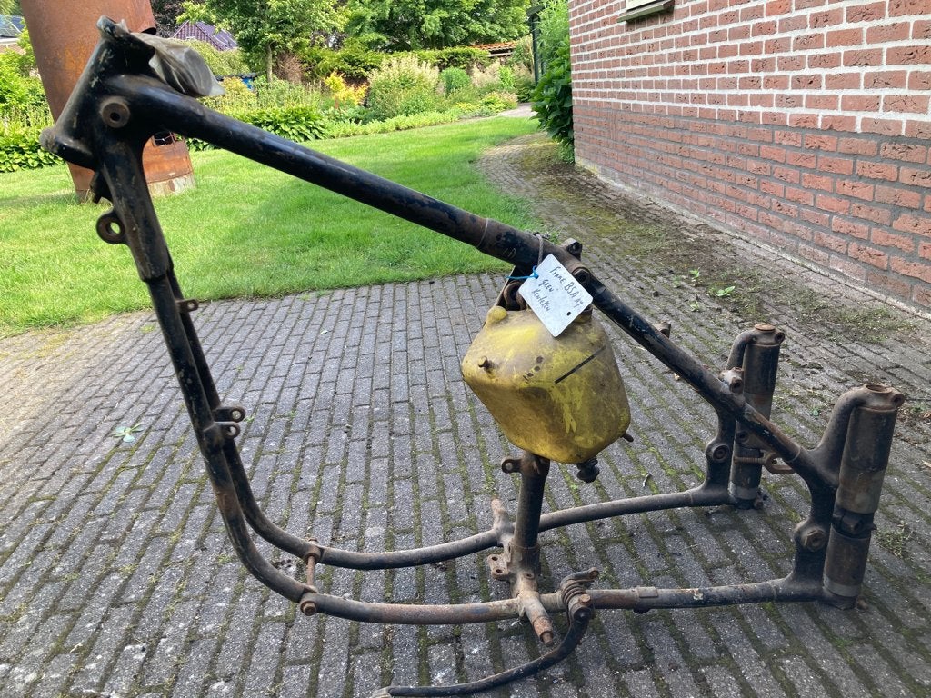 BSA A7 frame met voetsteunen en schetsplaten, Ophalen