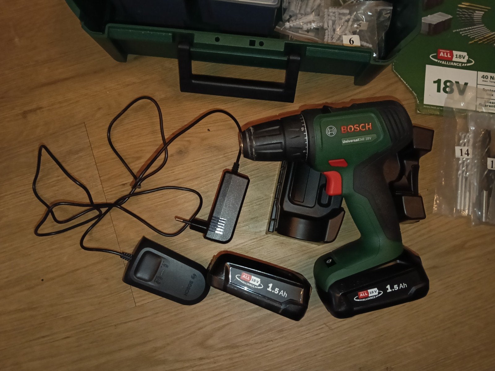 Bosch UniversalDrill 18V Accuboormachine met accessoires, Ophalen, Variabele snelheid, Minder dan 400 watt, Zo goed als nieuw