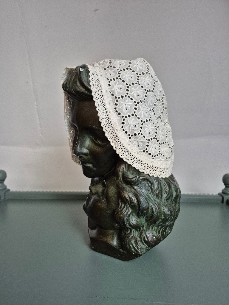 Antiek wit katoenen baby- of poppenmutsje ca. 1920, Ophalen of Verzenden, Gebruikt, Kleertjes