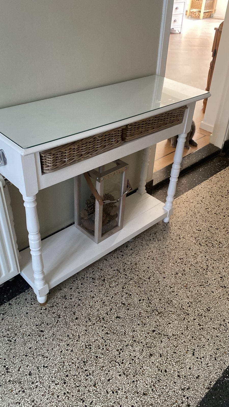 Witte sidetable met glasplaat en rieten manden, Huis en Inrichting, Tafels | Sidetables, Ophalen, Gebruikt, 100 tot 150 cm, Overige houtsoorten