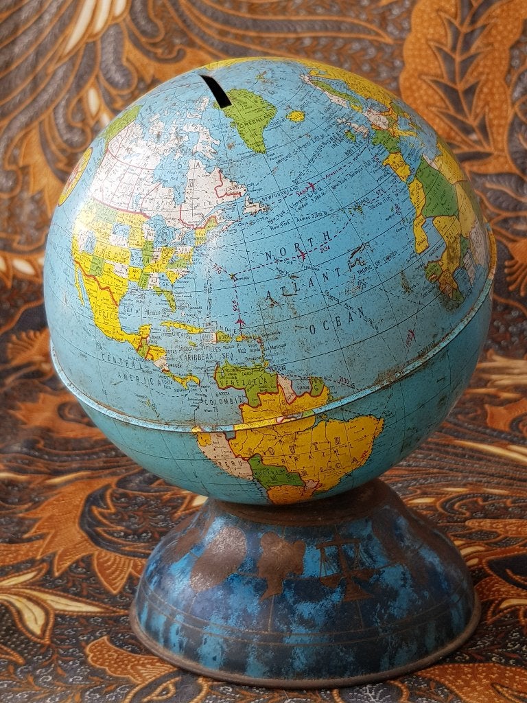 Mooie oude globe spaarpot uit Amerika van blik 17,5 cm., Ophalen of Verzenden