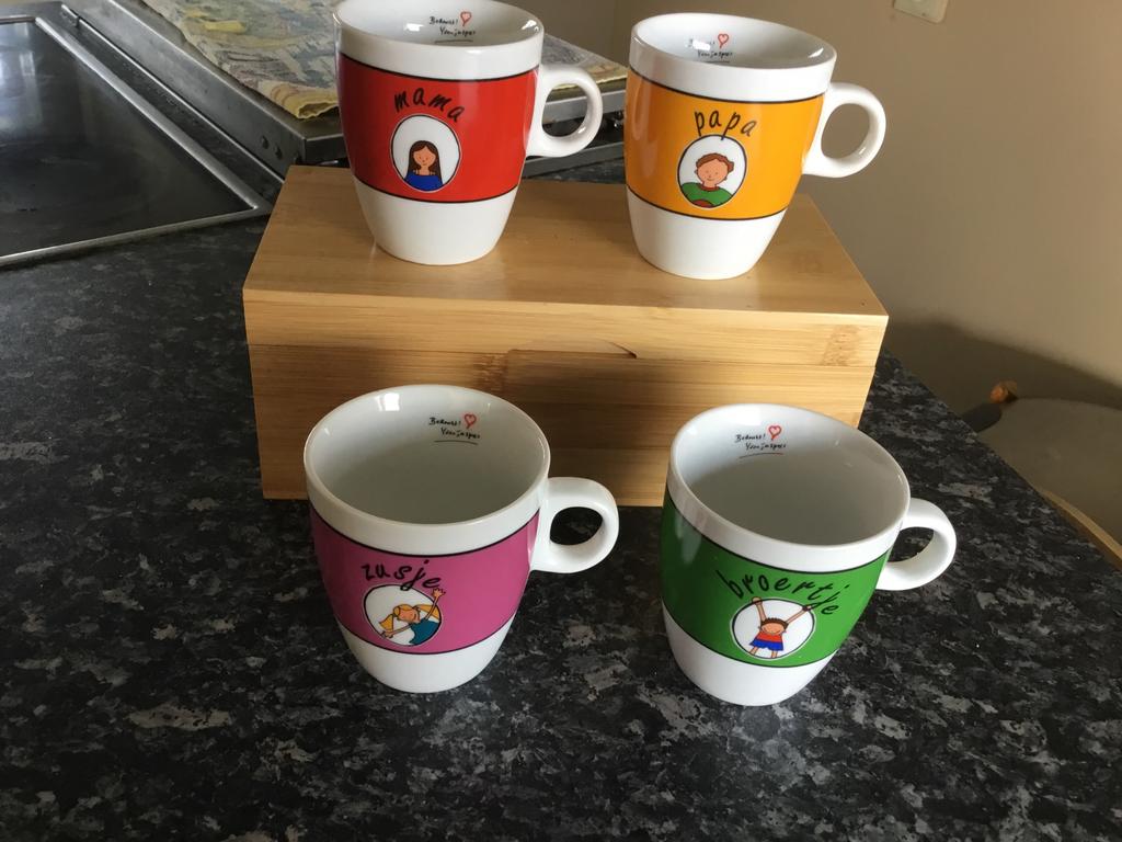 4 kopjes mama,papa,zus,broer ronald MC Donald Kinderfonds, Ophalen, Zo goed als nieuw, Overige stijlen, Kop(pen) en/of Schotel(s)