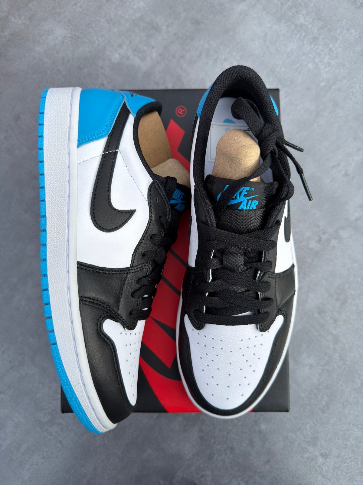 Air Jordan 1 Low Black Dark Powder Blue - Maat 42, Kleding | Heren, Schoenen, --, Blauw, Nieuw, Ophalen of Verzenden