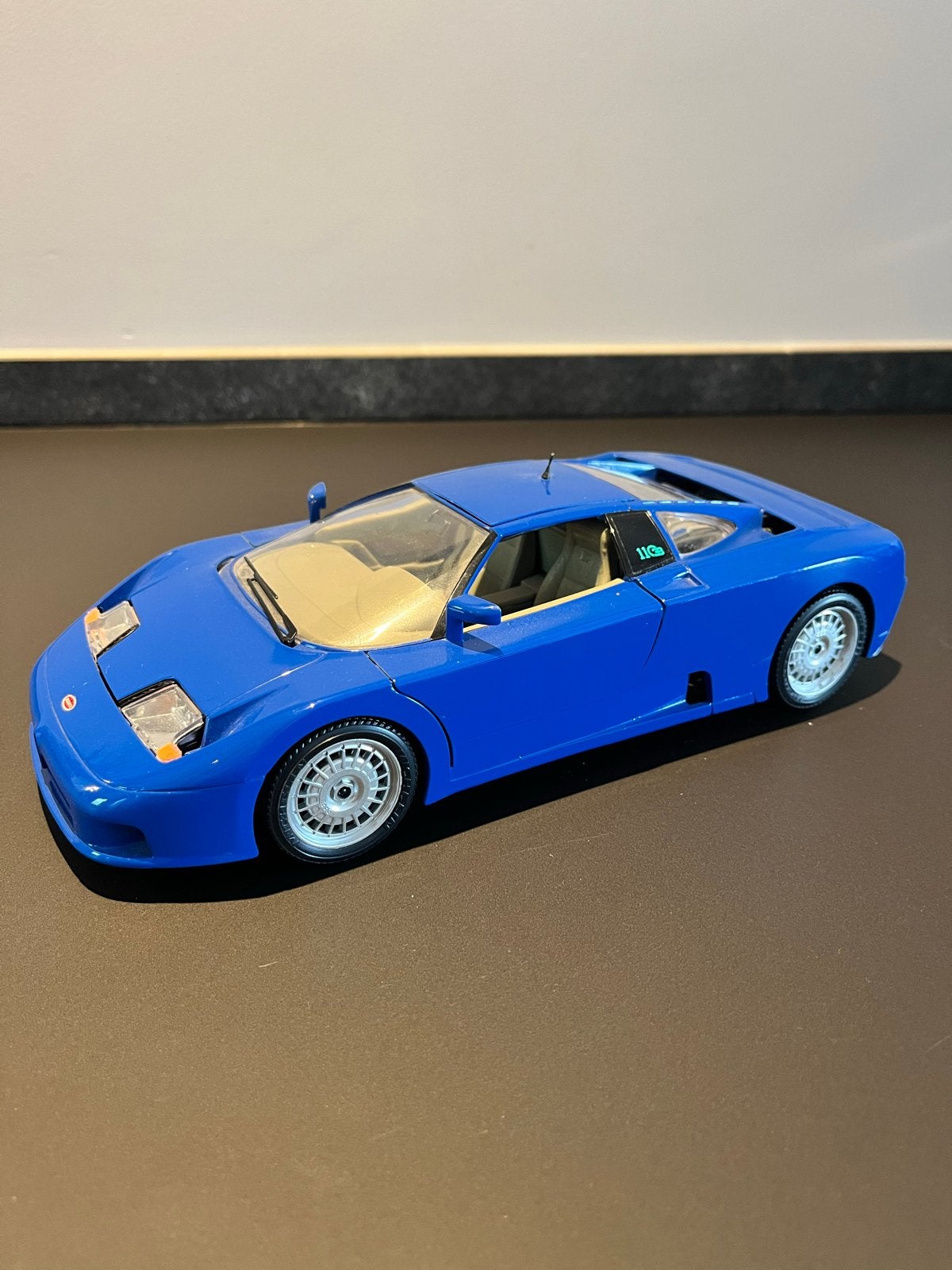 Bugatti EB 110 (1991) modelauto 1:18 Bburago, Hobby en Vrije tijd, Modelauto's | 1:18, Ophalen of Verzenden, Zo goed als nieuw