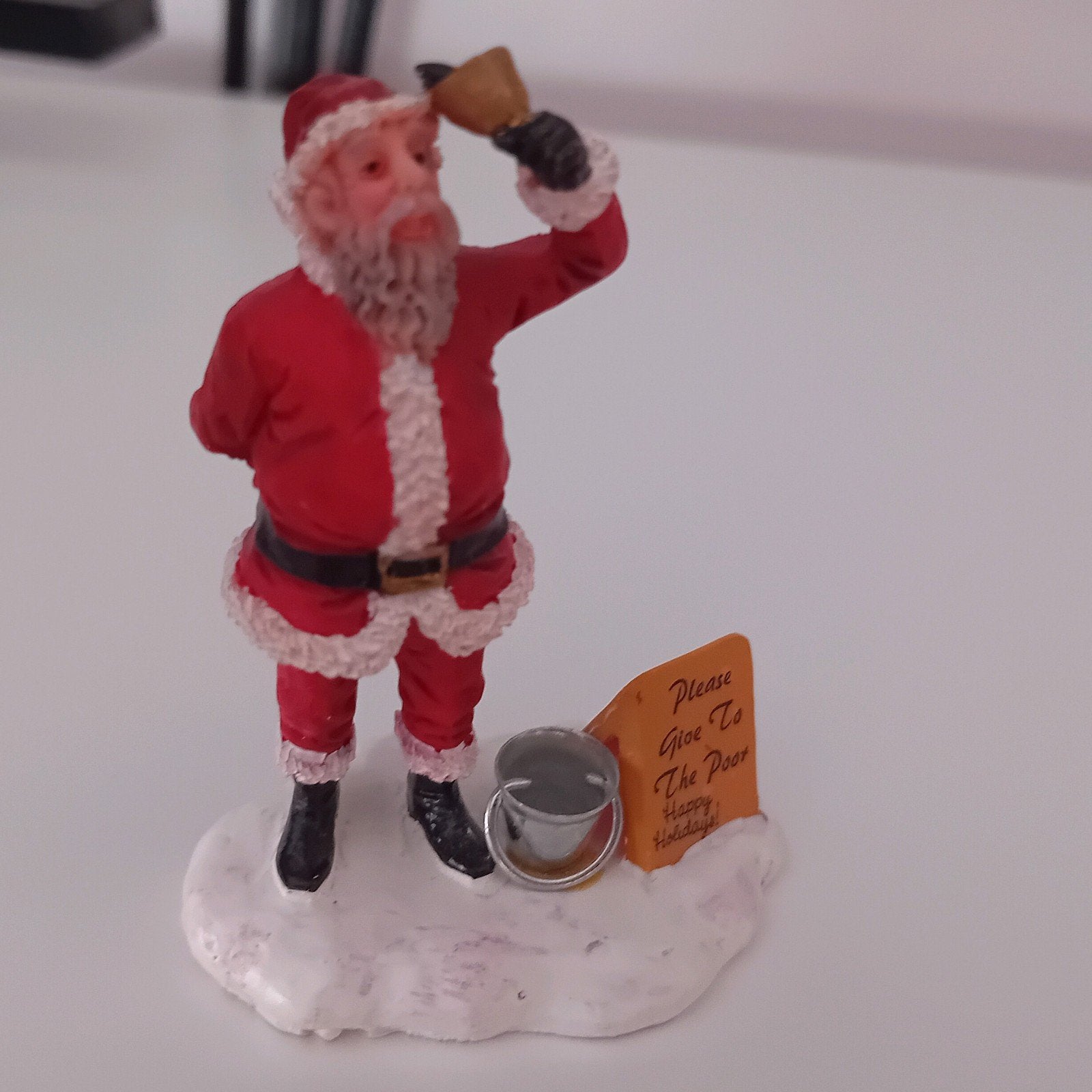 Lemax Charitable Santa, retired, lemax figuur voor Kerstdorp, Diversen, Kerst, Ophalen of Verzenden