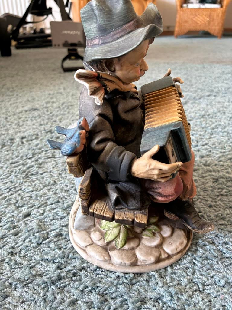 Vintage beeldje accordeonist met hond en vogel, Ophalen, Zo goed als nieuw, Mens