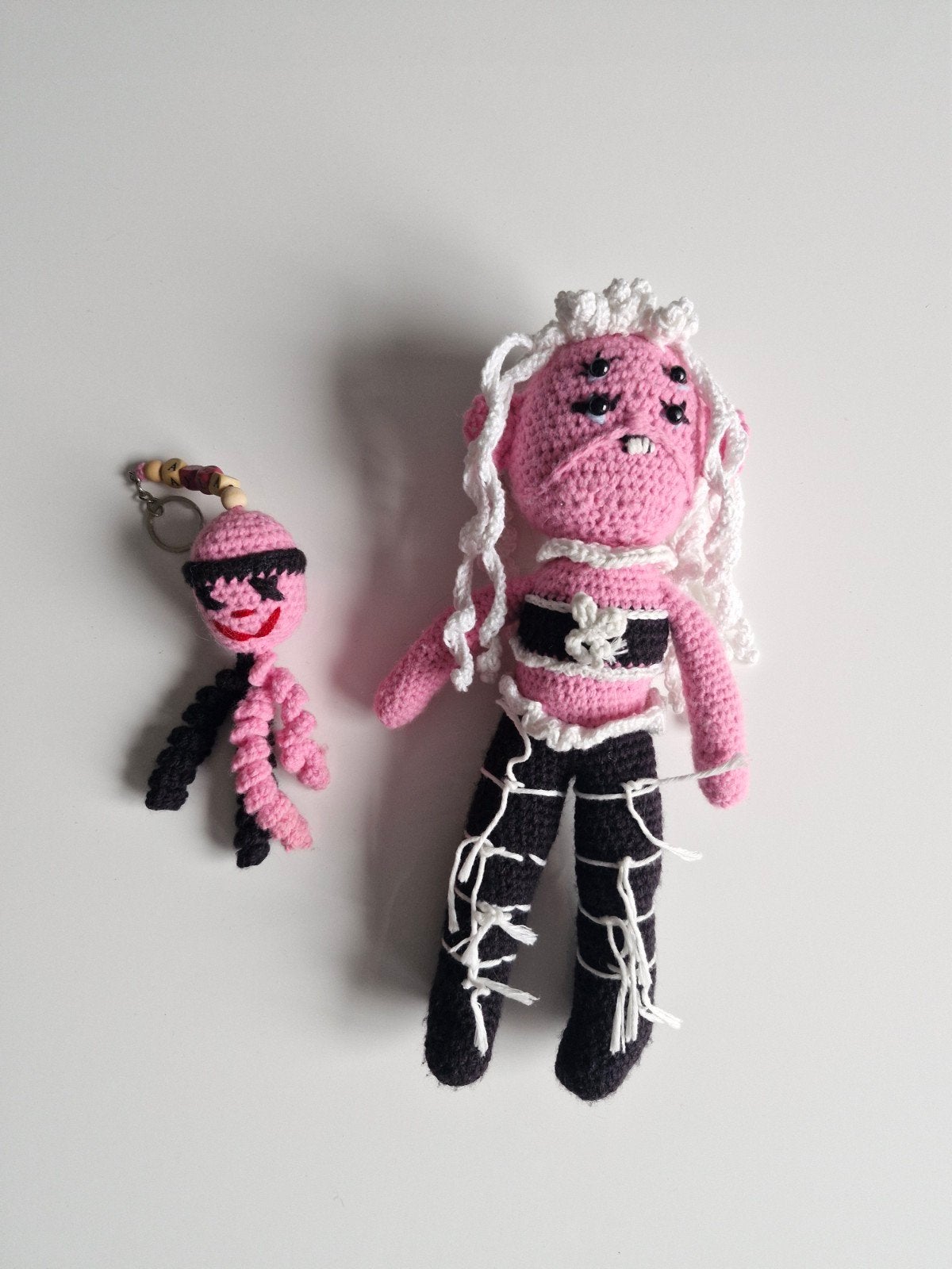 Gehaakte pop Melanie Martinez en sleutelhanger, roze en zwar, Ophalen of Verzenden, Gebruikt, Overige typen