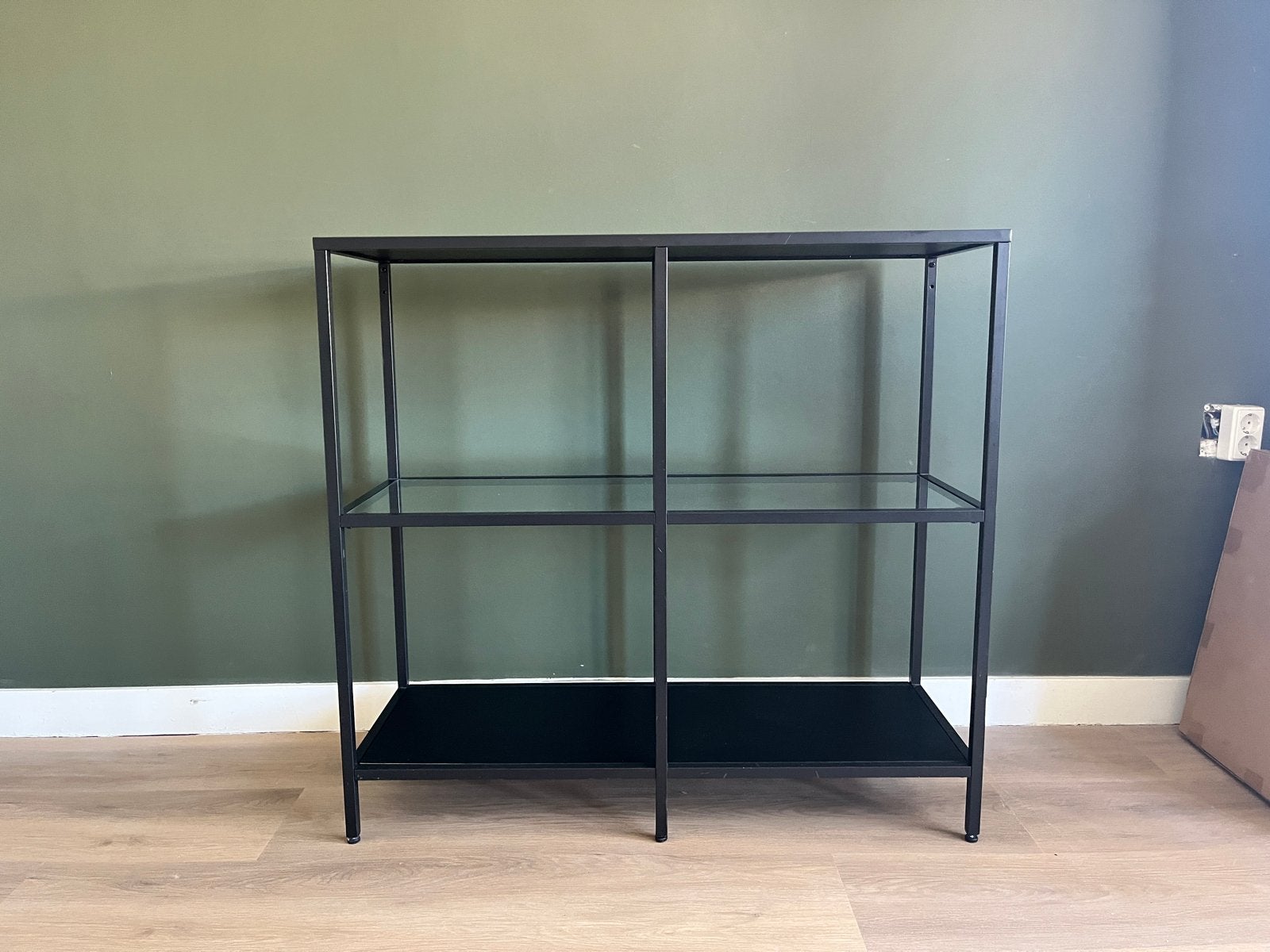 IKEA VITTSJÖ Stellingkast, zwartbruin/glas, 100x93 cm, Ophalen, Gebruikt