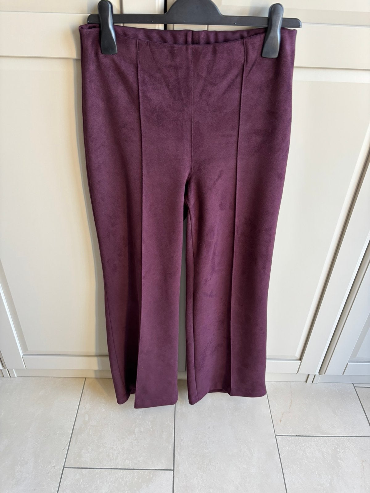 Nieuw Bordeaux suedine broek merk Br&Dy maat M, Maat 38/40 (M), Overige kleuren, Nieuw, Ophalen of Verzenden