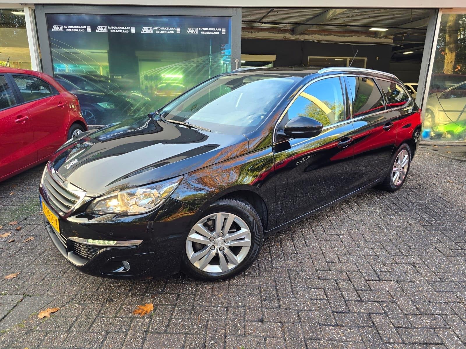 Peugeot 308 SW 1.6 BlueHDI Blue Lease Executive Pack | PANO, Voorwielaandrijving, Dealer onderhouden, Stof, Gebruikt