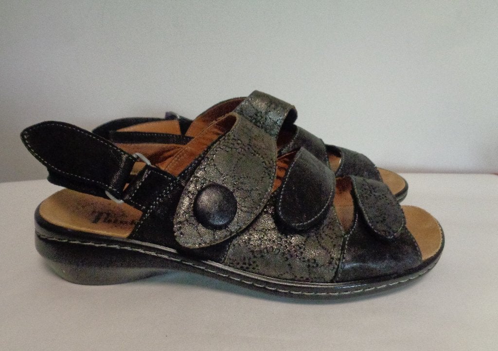 Think, Verzenden, Zwart, Think!, Sandalen of Muiltjes