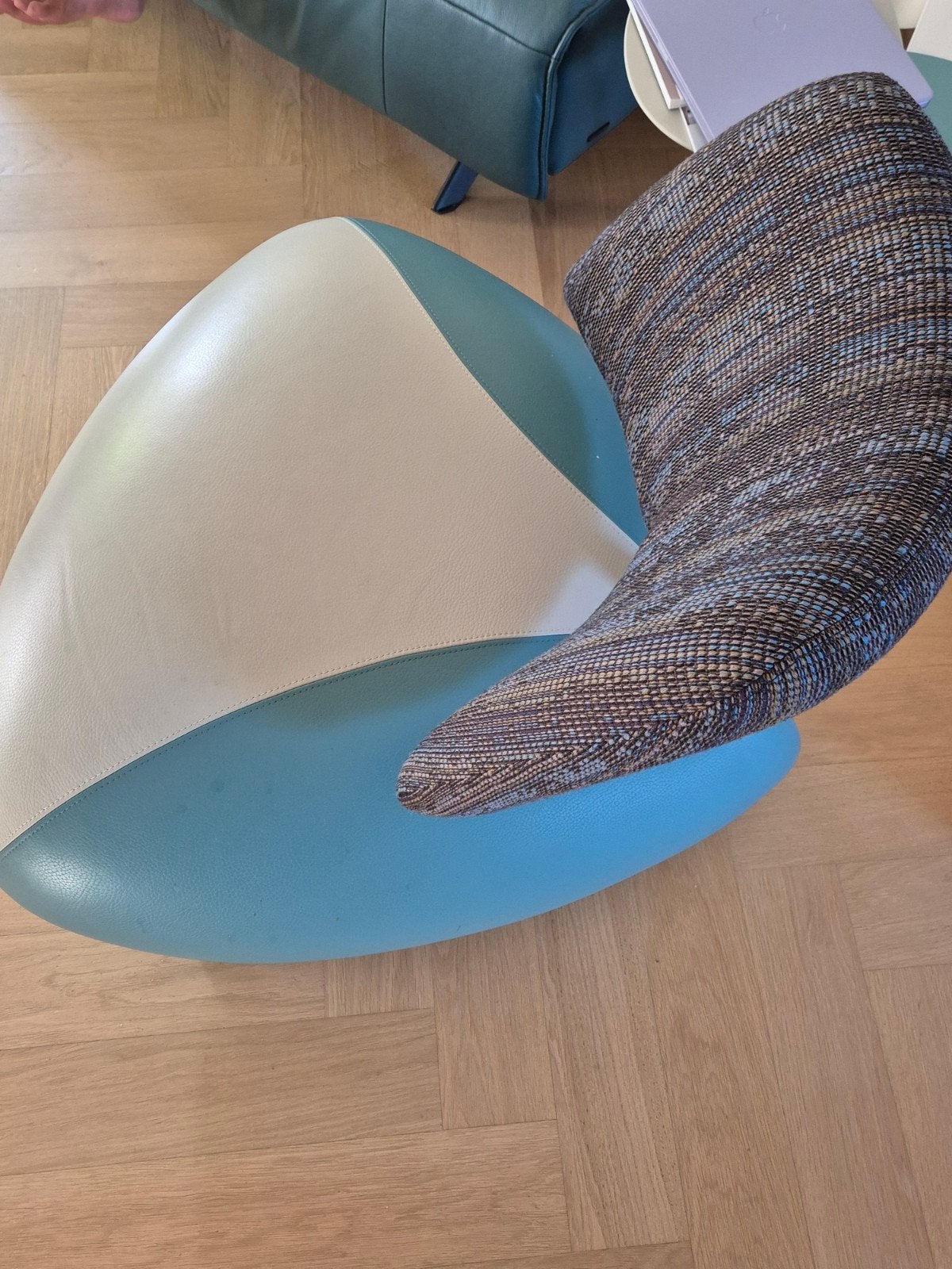 Leolux Fauteuil Pallone PA Senso - Hulshoff Design Centers, Ophalen, Blauw, Zo goed als nieuw, Eén