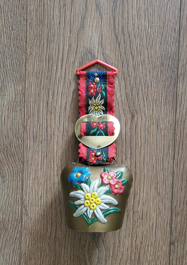 Oude koeienbel met emaille bloemen en lint, Antiek en Kunst, Ophalen of Verzenden